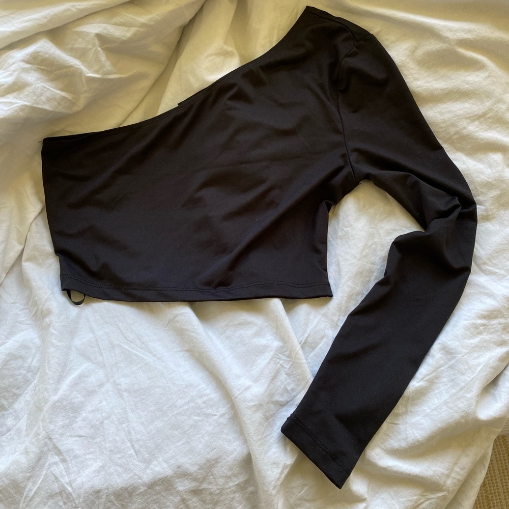 Black on shoulder long sleeved crop top